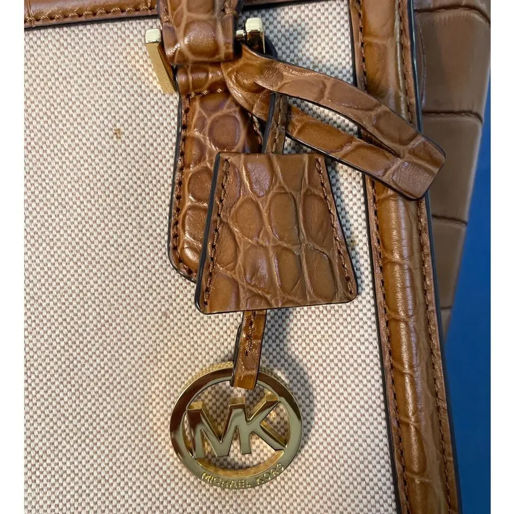 Michael Kors Colette Medium Messenger Sachet Bag Pre-owned‎ with Dust Bag - Picture 12 of 14